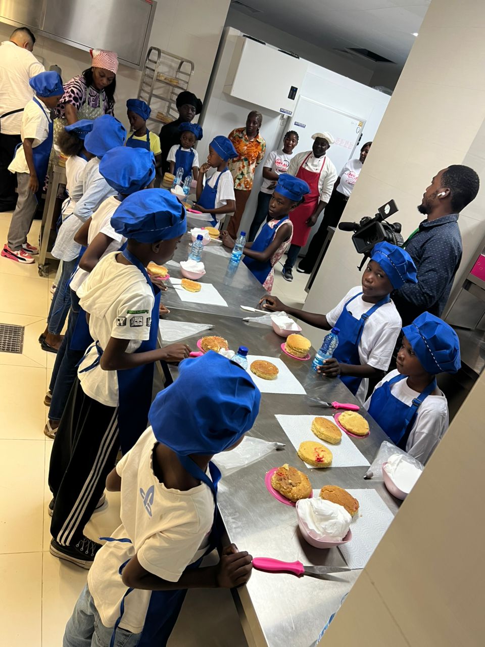 Niños participando en Mini Sickle Chef durante la Semana de la Anemia Falciforme